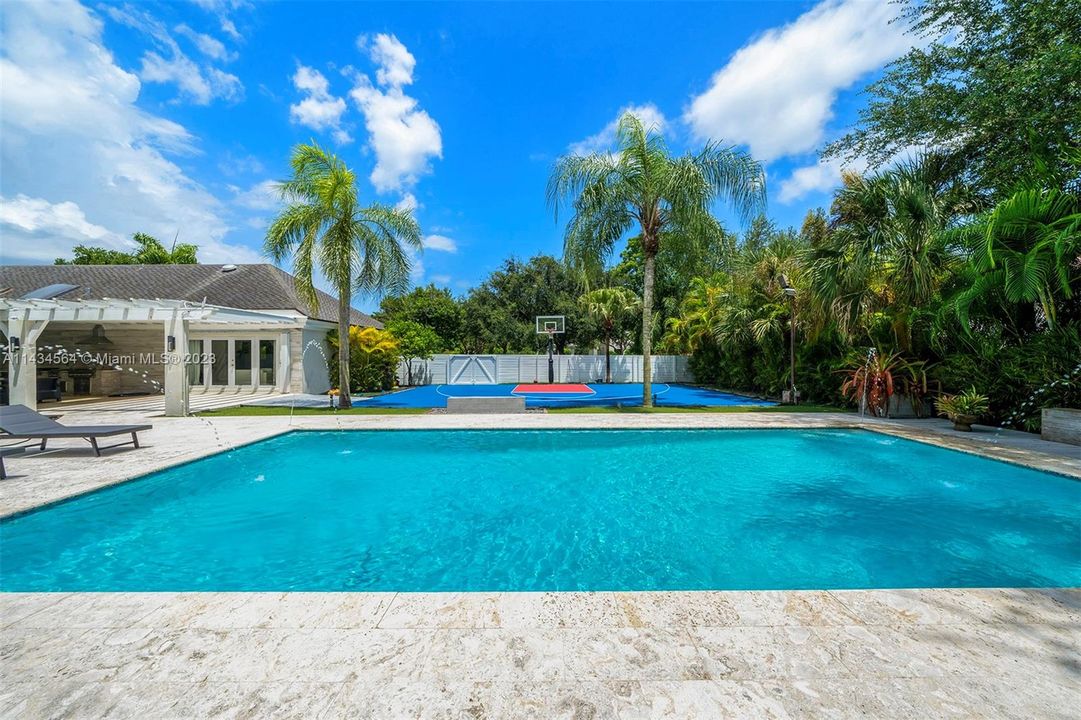 Недавно продано: $3,300,000 (5 спален, 4 ванн, 3885 Квадратных фут)