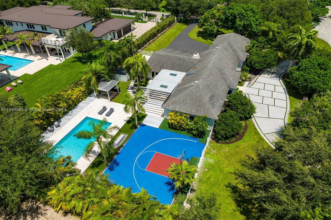 Недавно продано: $3,300,000 (5 спален, 4 ванн, 3885 Квадратных фут)