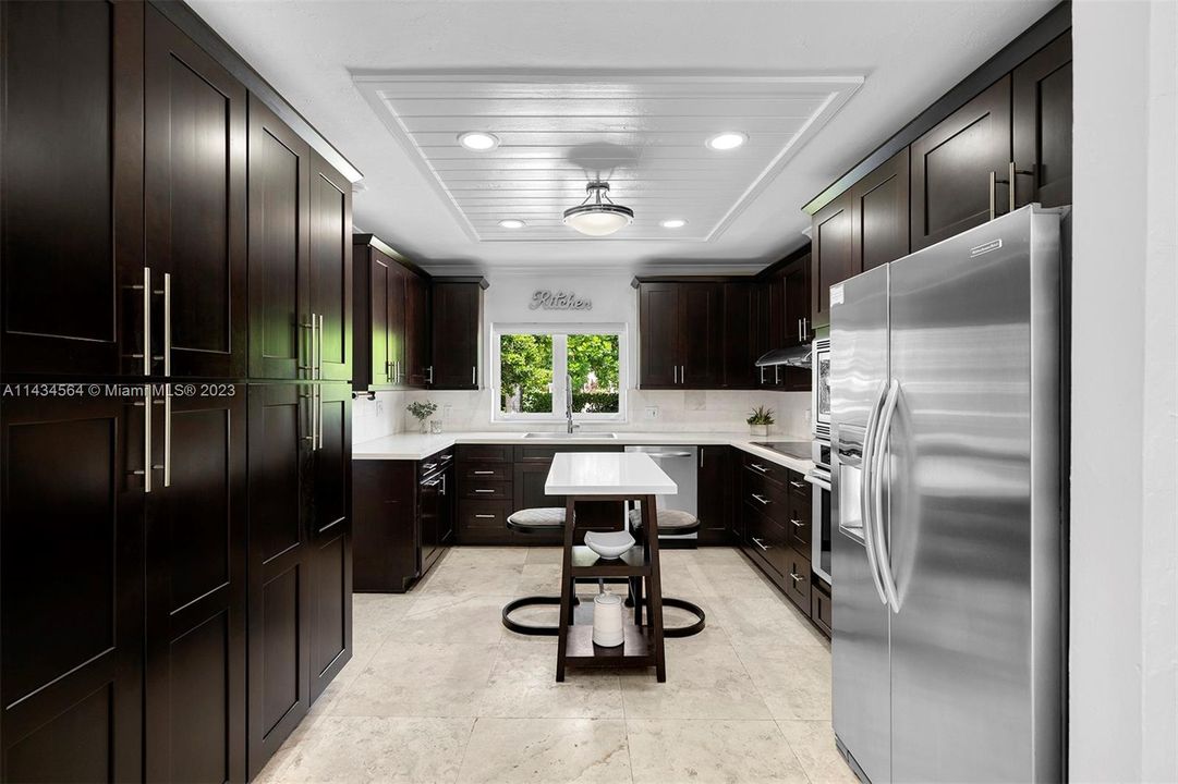 Недавно продано: $3,300,000 (5 спален, 4 ванн, 3885 Квадратных фут)