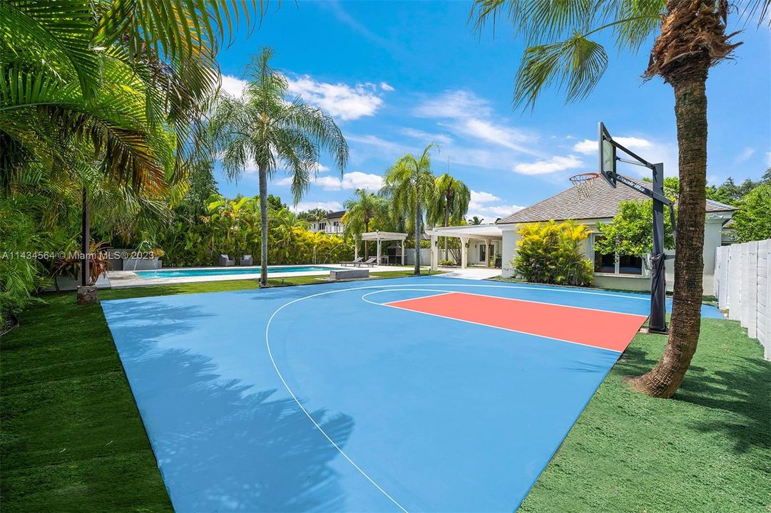 Недавно продано: $3,300,000 (5 спален, 4 ванн, 3885 Квадратных фут)