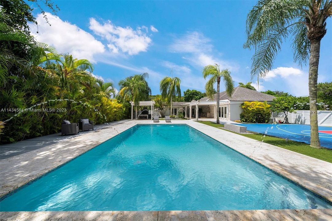 Недавно продано: $3,300,000 (5 спален, 4 ванн, 3885 Квадратных фут)