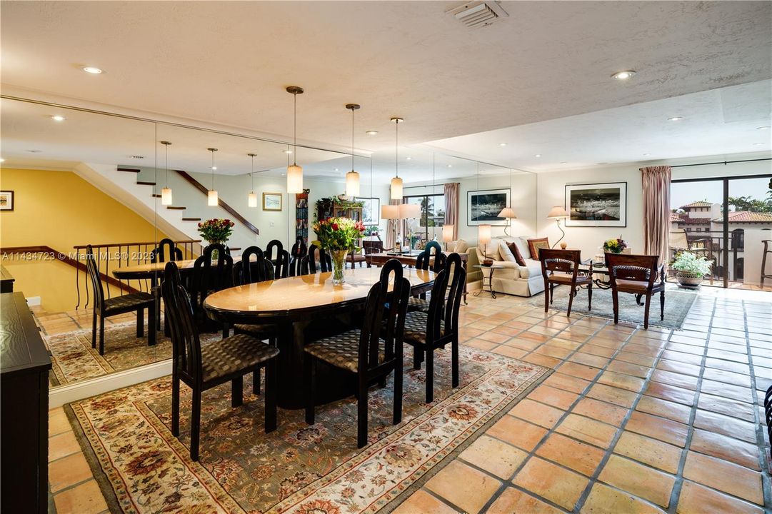 Recently Sold: $1,399,000 (2 beds, 3 baths, 2010 Square Feet)