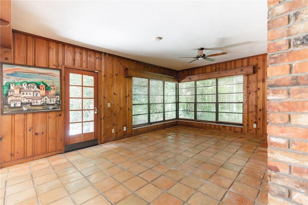 最近售出: $1,595,000 (3 贝兹, 2 浴室, 2239 平方英尺)