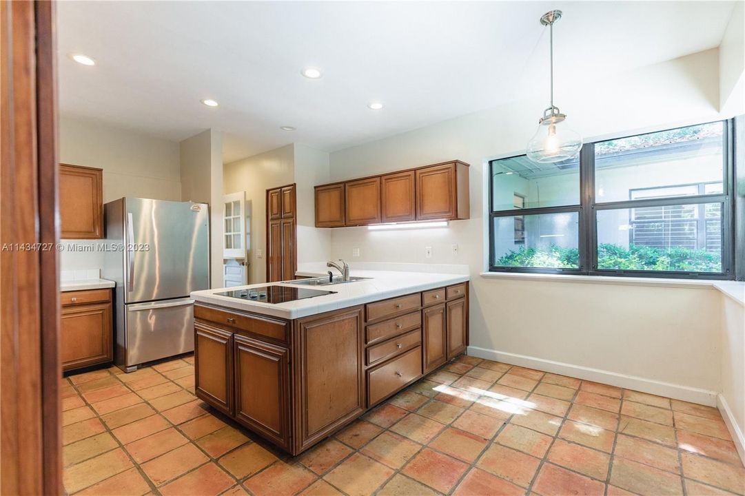 最近售出: $1,595,000 (3 贝兹, 2 浴室, 2239 平方英尺)