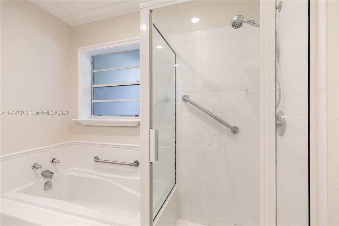 最近售出: $1,595,000 (3 贝兹, 2 浴室, 2239 平方英尺)