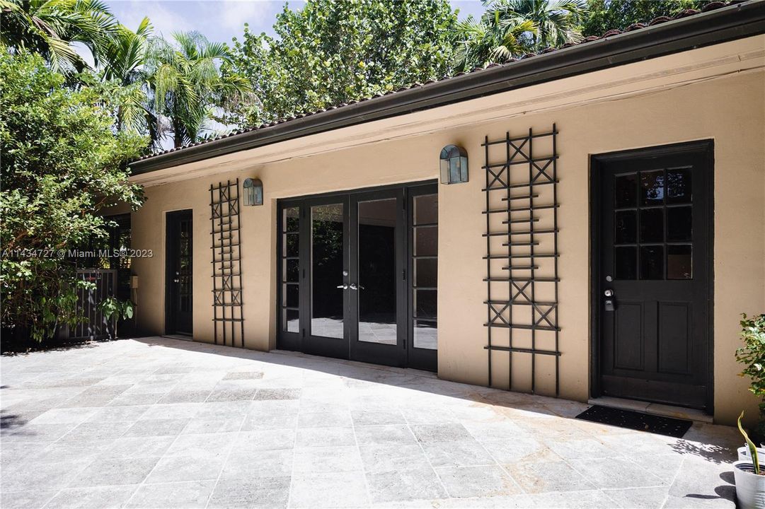 最近售出: $1,595,000 (3 贝兹, 2 浴室, 2239 平方英尺)