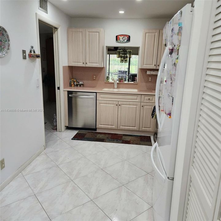 Недавно продано: $299,900 (2 спален, 2 ванн, 1132 Квадратных фут)