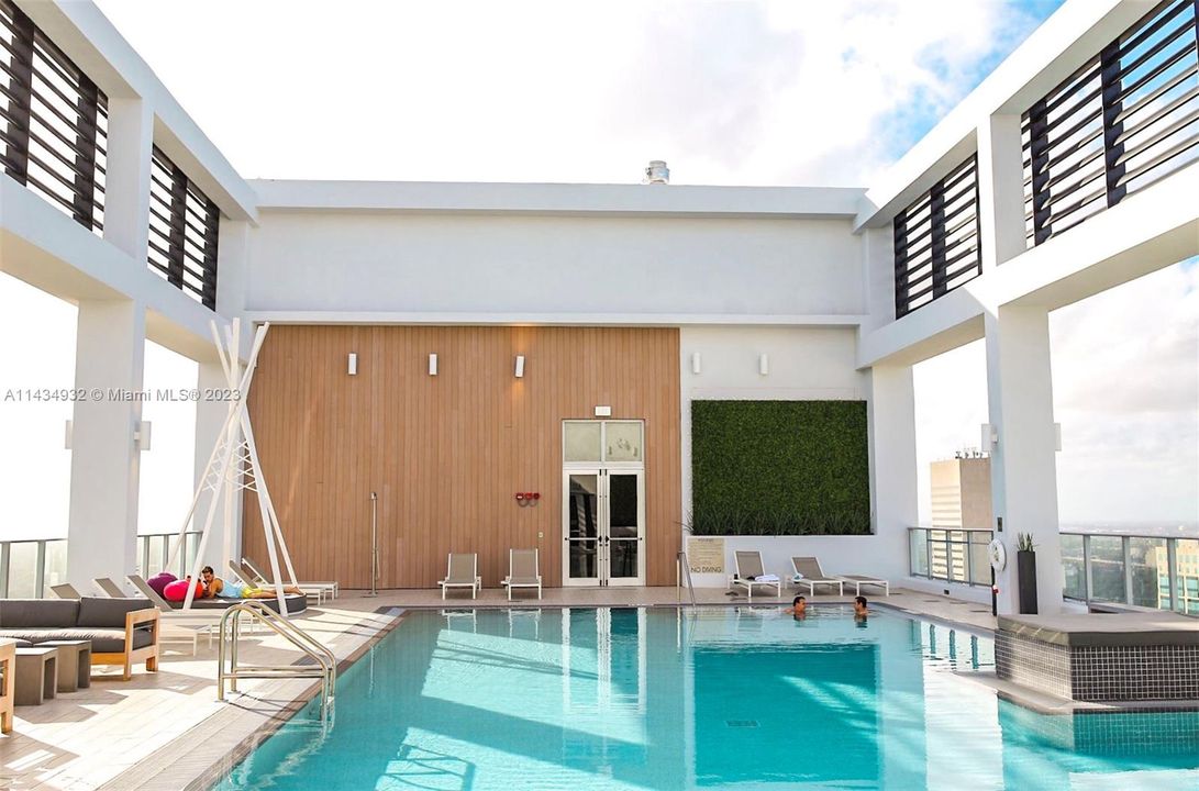 Recently Sold: $375,000 (1 beds, 1 baths, 607 Square Feet)