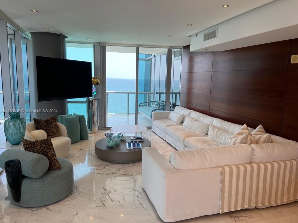 Недавно продано: $2,890,000 (3 спален, 3 ванн, 1956 Квадратных фут)