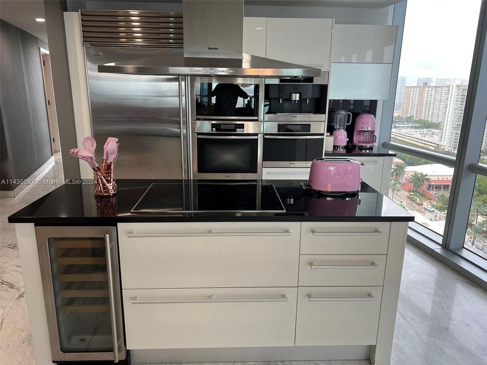 Недавно продано: $2,890,000 (3 спален, 3 ванн, 1956 Квадратных фут)