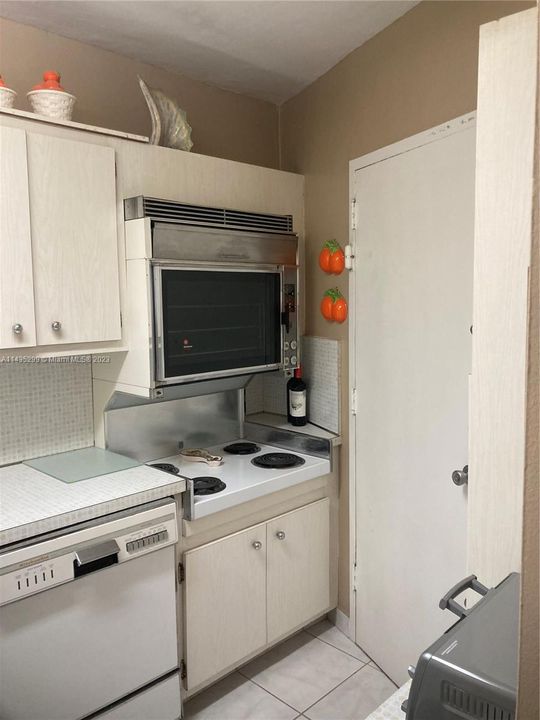 Recently Rented: $2,200 (0 beds, 1 baths, 600 Square Feet)