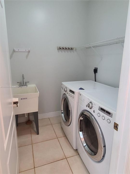 Recently Rented: $4,500 (4 beds, 3 baths, 2333 Square Feet)