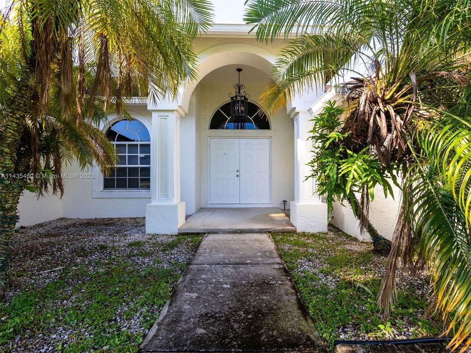 Recently Sold: $650,000 (3 beds, 2 baths, 2056 Square Feet)