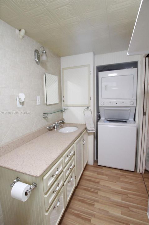 For Sale: $189,000 (2 beds, 2 baths, 784 Square Feet)