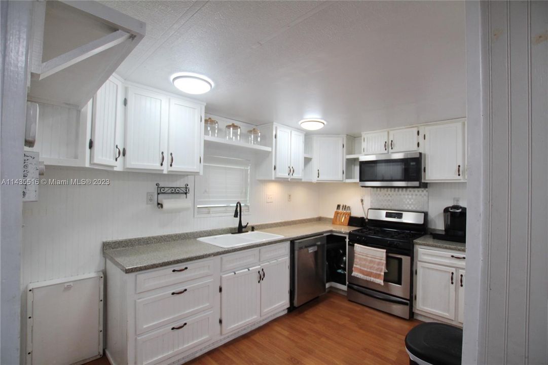 For Sale: $189,000 (2 beds, 2 baths, 784 Square Feet)