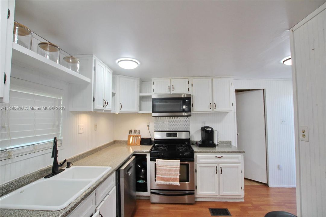 For Sale: $189,000 (2 beds, 2 baths, 784 Square Feet)