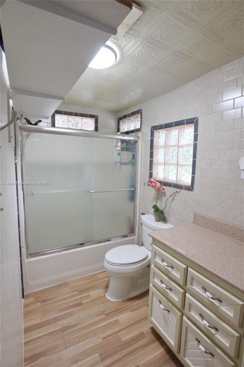 For Sale: $189,000 (2 beds, 2 baths, 784 Square Feet)