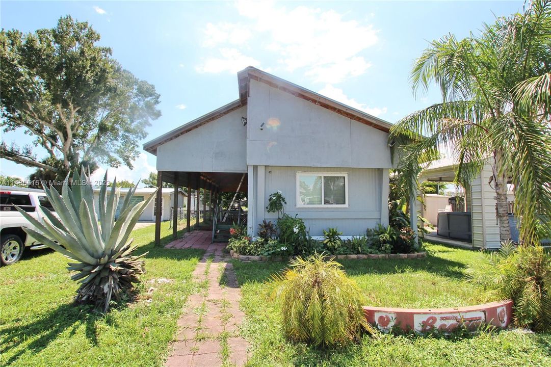 For Sale: $189,000 (2 beds, 2 baths, 784 Square Feet)