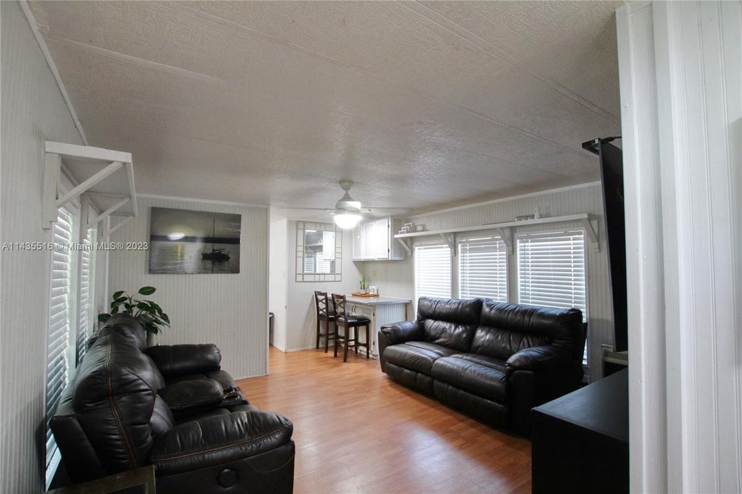 For Sale: $189,000 (2 beds, 2 baths, 784 Square Feet)