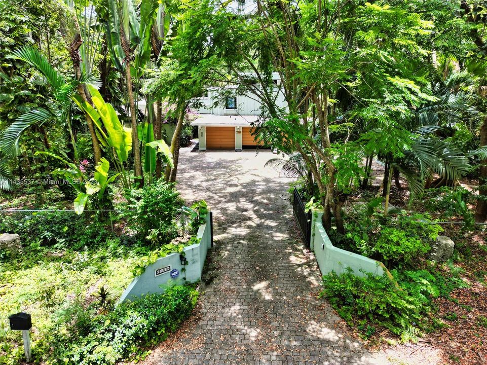 Недавно продано: $3,400,000 (5 спален, 4 ванн, 5065 Квадратных фут)