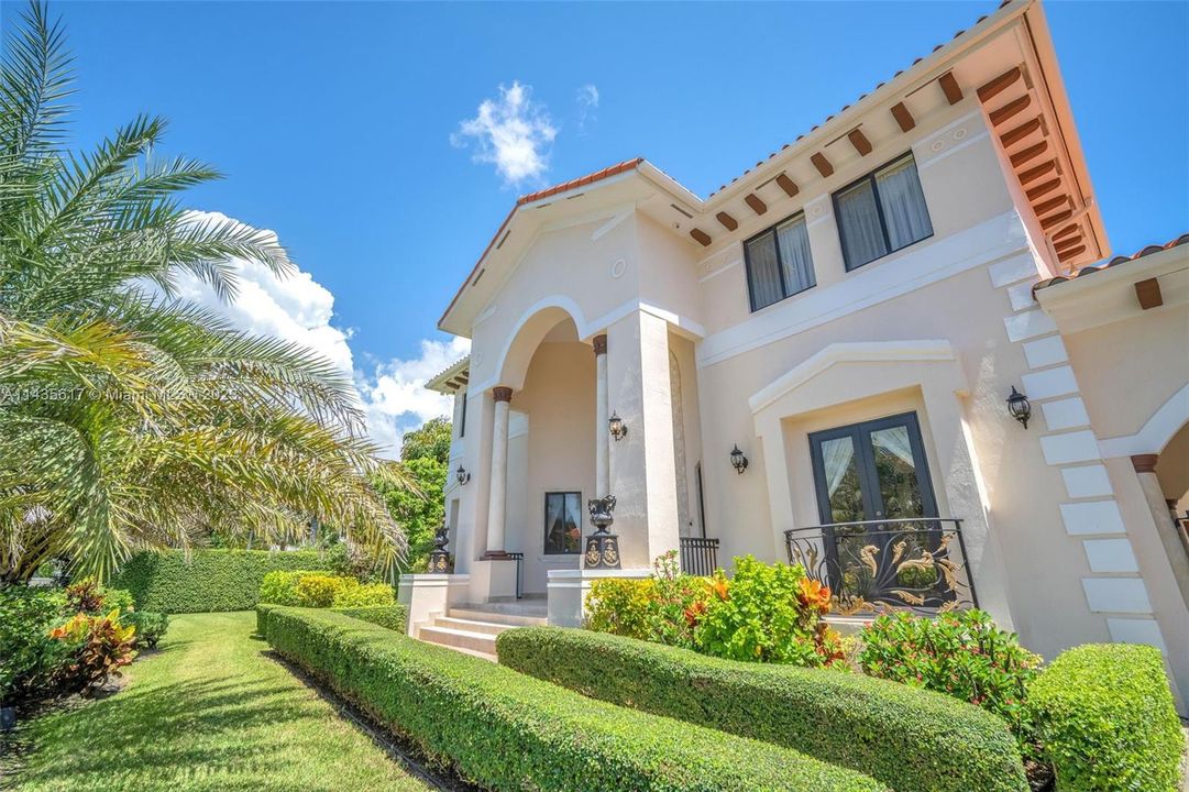 Recently Sold: $1,800,000 (5 beds, 4 baths, 4894 Square Feet)