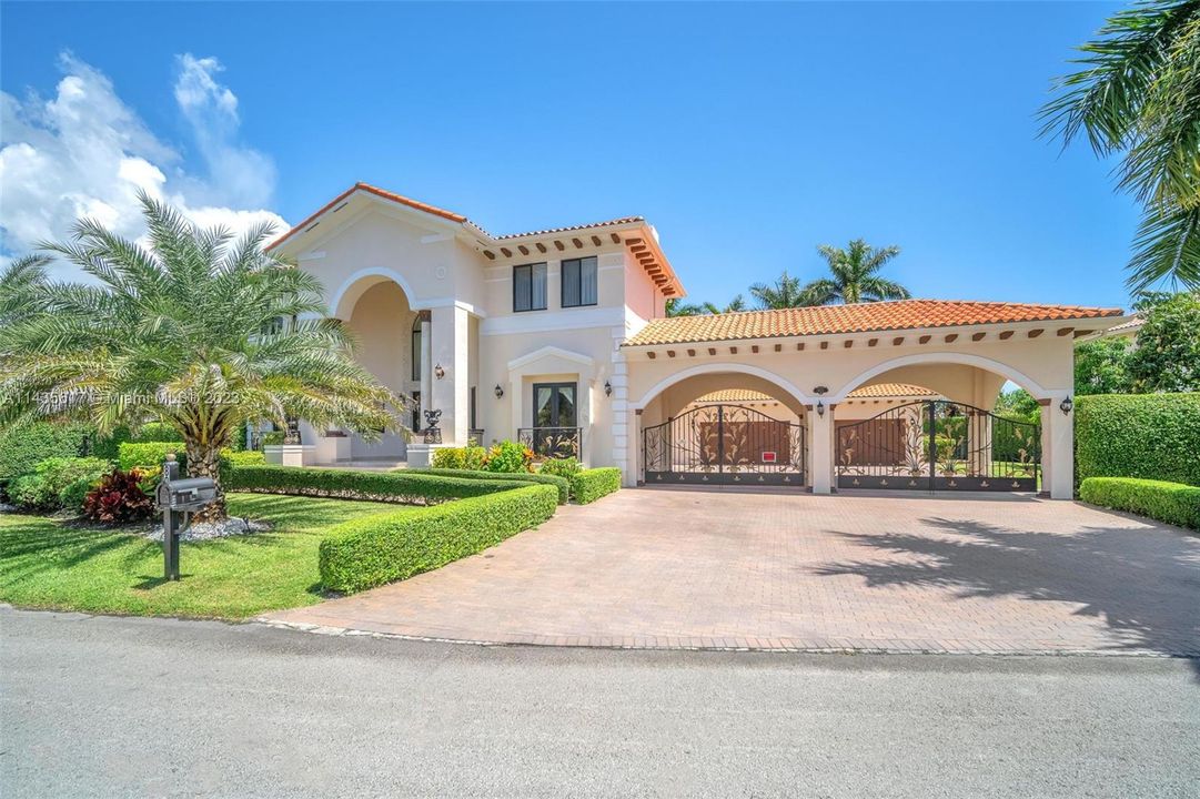 Recently Sold: $1,800,000 (5 beds, 4 baths, 4894 Square Feet)