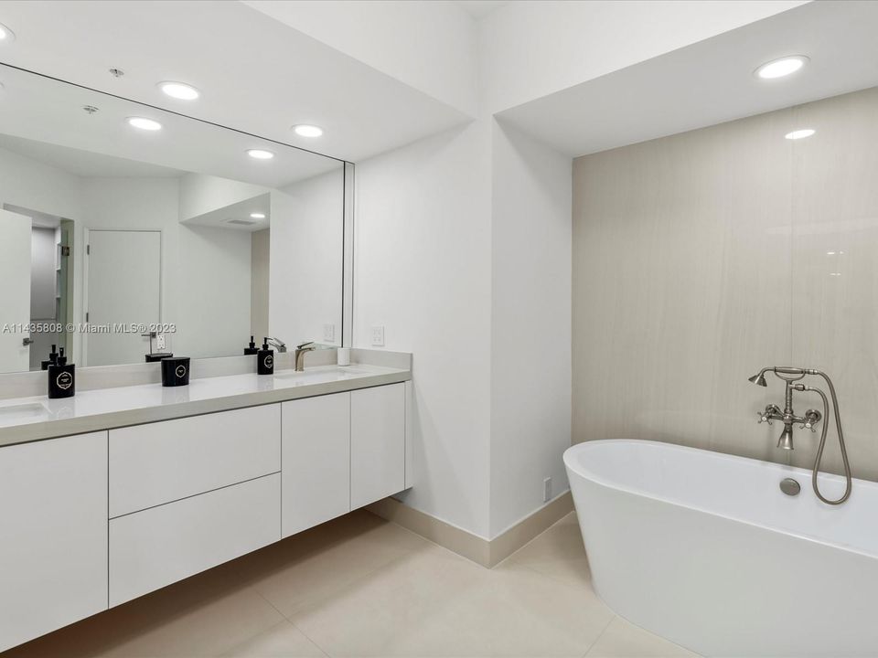 Недавно продано: $2,200,000 (3 спален, 3 ванн, 2726 Квадратных фут)