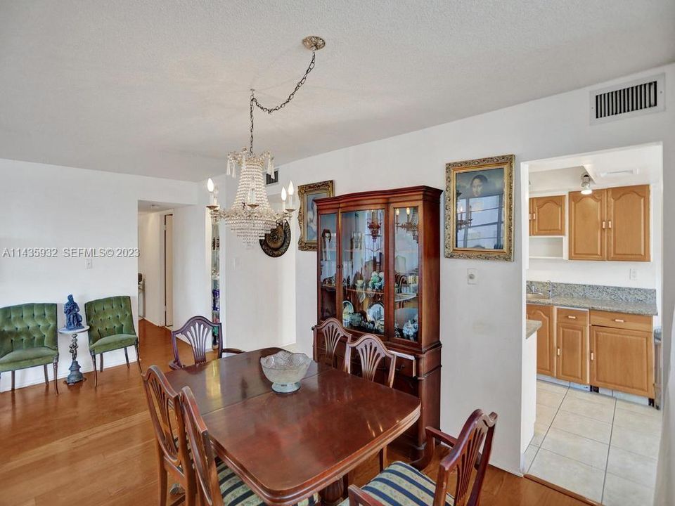 For Sale: $199,000 (2 beds, 2 baths, 1605 Square Feet)