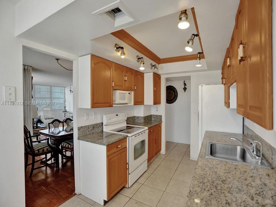 For Sale: $199,000 (2 beds, 2 baths, 1605 Square Feet)