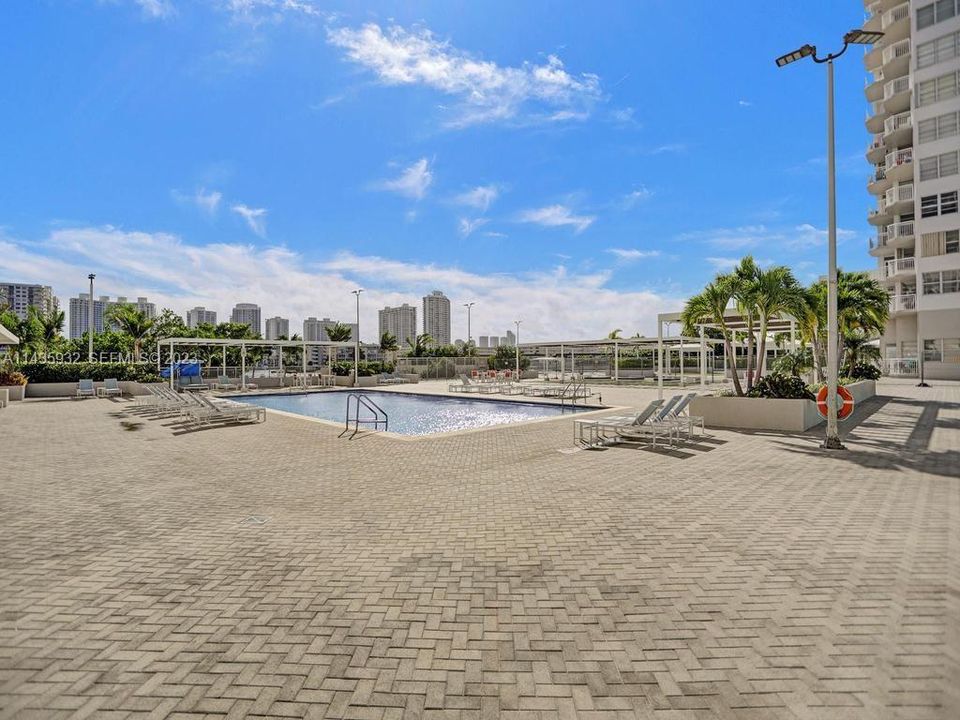 For Sale: $199,000 (2 beds, 2 baths, 1605 Square Feet)