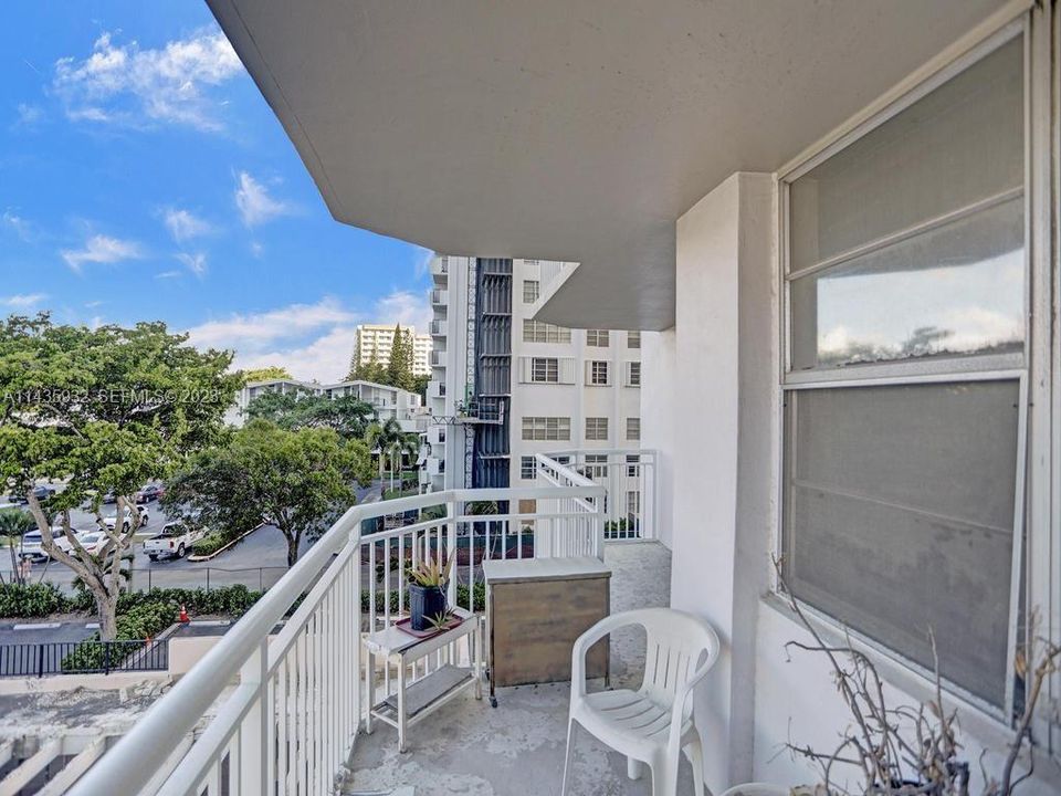 For Sale: $199,000 (2 beds, 2 baths, 1605 Square Feet)