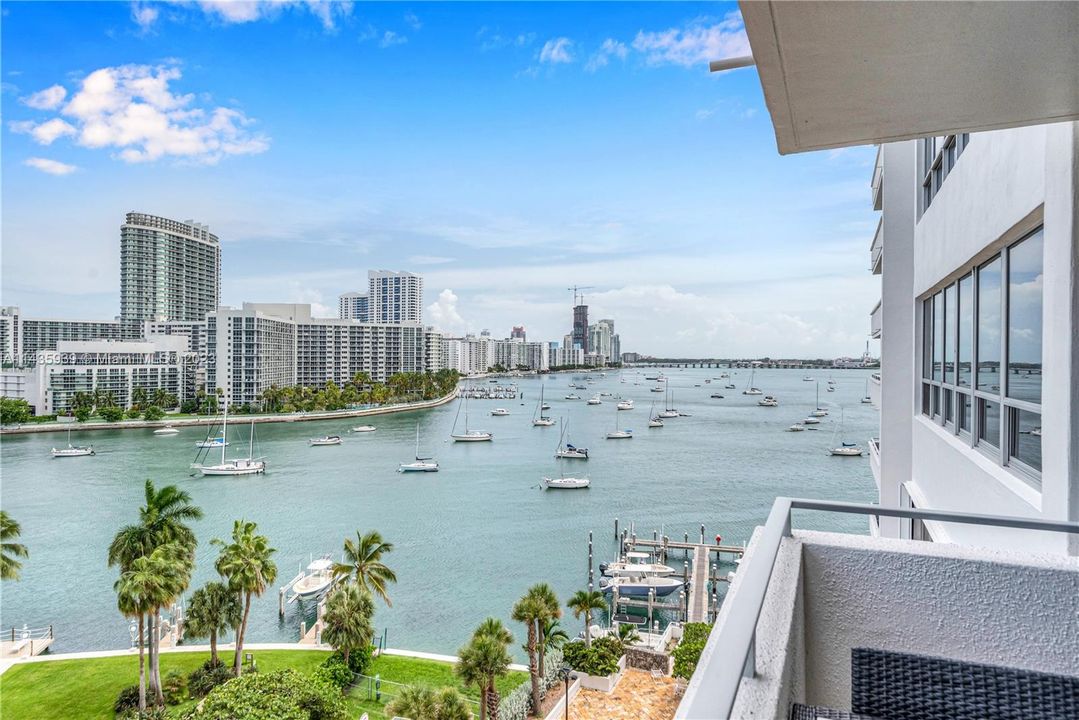 Недавно продано: $945,000 (2 спален, 2 ванн, 1372 Квадратных фут)