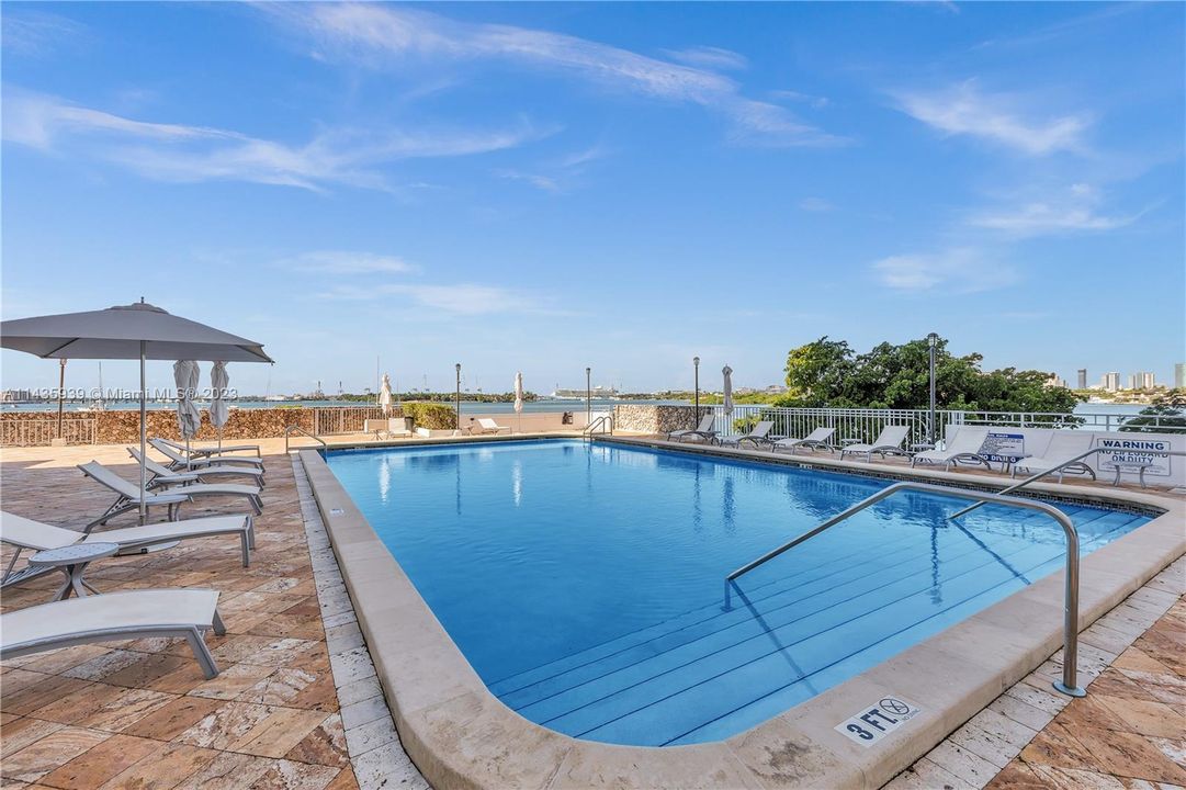 Недавно продано: $945,000 (2 спален, 2 ванн, 1372 Квадратных фут)