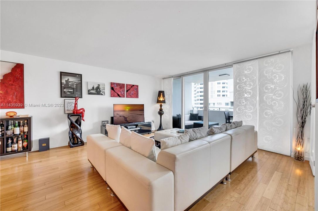 Недавно продано: $945,000 (2 спален, 2 ванн, 1372 Квадратных фут)