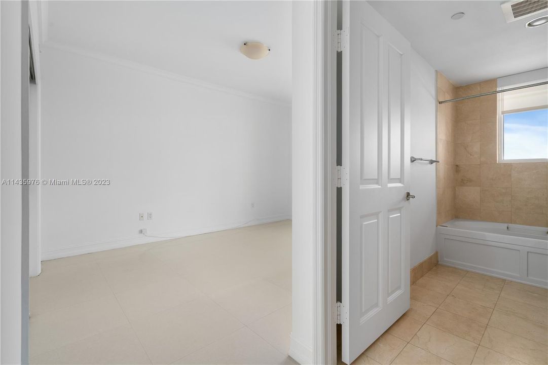 Recently Sold: $3,180,000 (3 beds, 3 baths, 2214 Square Feet)