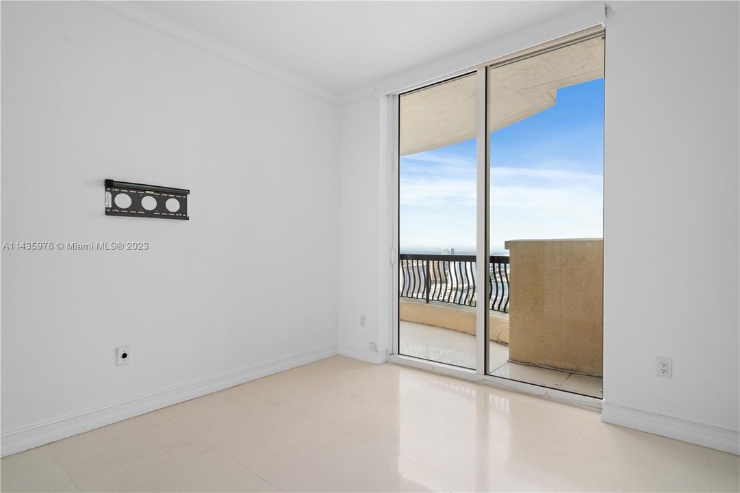 Recently Sold: $3,180,000 (3 beds, 3 baths, 2214 Square Feet)