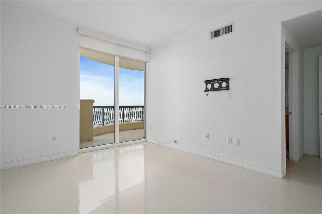 Recently Sold: $3,180,000 (3 beds, 3 baths, 2214 Square Feet)