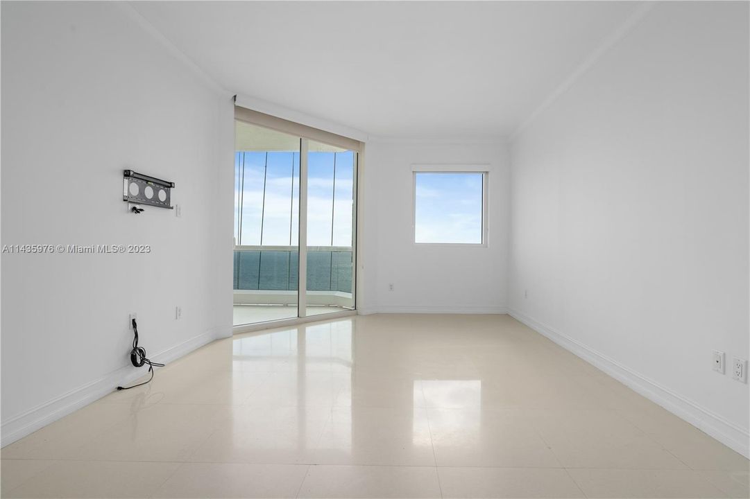 Recently Sold: $3,180,000 (3 beds, 3 baths, 2214 Square Feet)