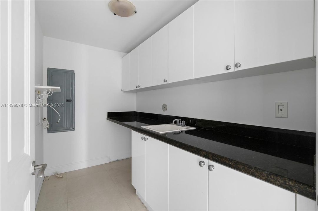 Recently Sold: $3,180,000 (3 beds, 3 baths, 2214 Square Feet)