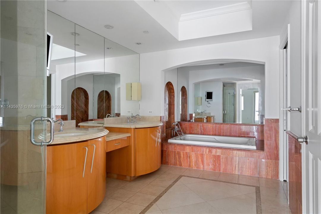 Recently Sold: $3,180,000 (3 beds, 3 baths, 2214 Square Feet)