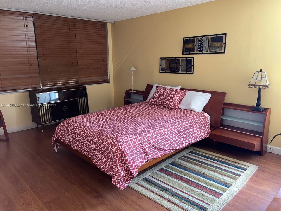 Recently Sold: $549,000 (2 beds, 2 baths, 1400 Square Feet)