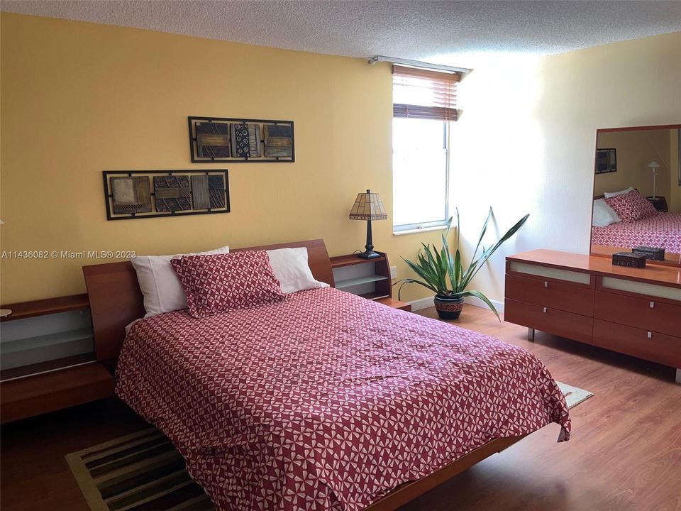 Recently Sold: $549,000 (2 beds, 2 baths, 1400 Square Feet)