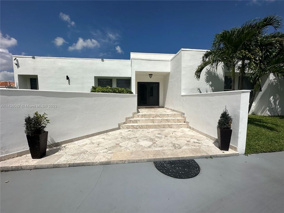 Recently Sold: $2,150,000 (5 beds, 4 baths, 4660 Square Feet)