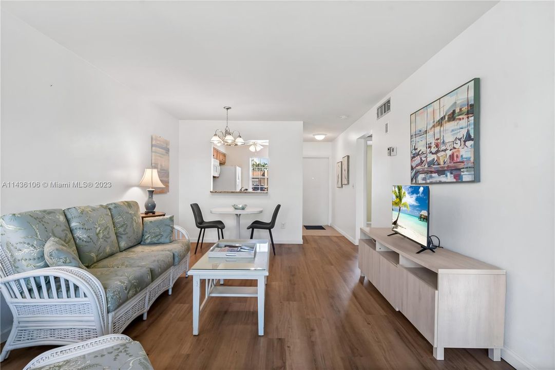 Active With Contract: $175,000 (2 beds, 1 baths, 812 Square Feet)