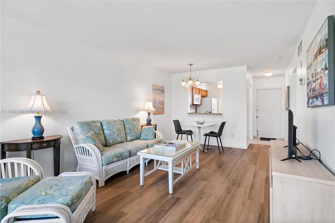 Active With Contract: $175,000 (2 beds, 1 baths, 812 Square Feet)