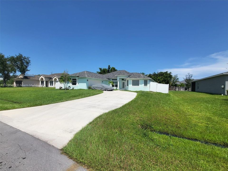 Recently Sold: $550,000 (4 beds, 3 baths, 2386 Square Feet)