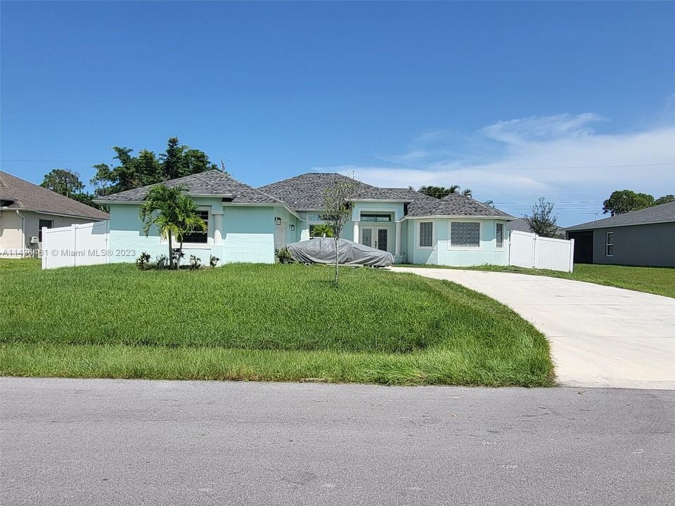 Recently Sold: $550,000 (4 beds, 3 baths, 2386 Square Feet)