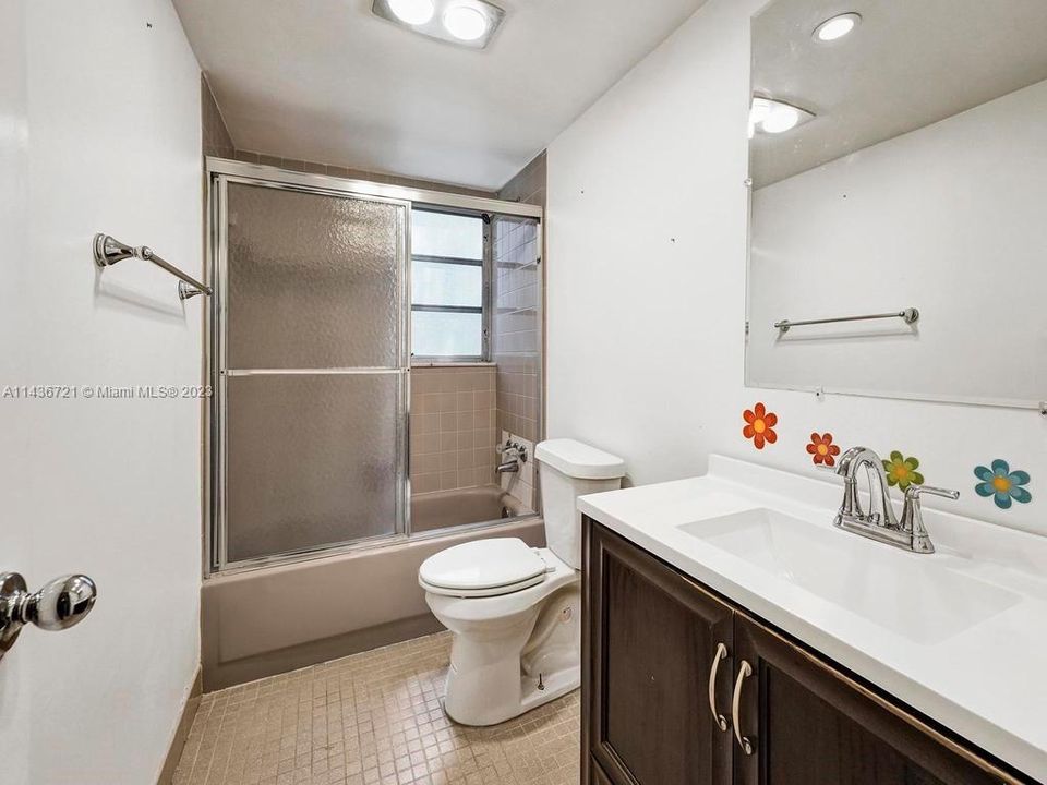 Vendido Recientemente: $235,000 (2 camas, 2 baños, 1092 Pies cuadrados)