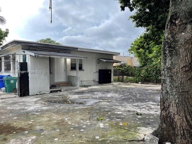 Recently Sold: $460,000 (4 beds, 2 baths, 1426 Square Feet)