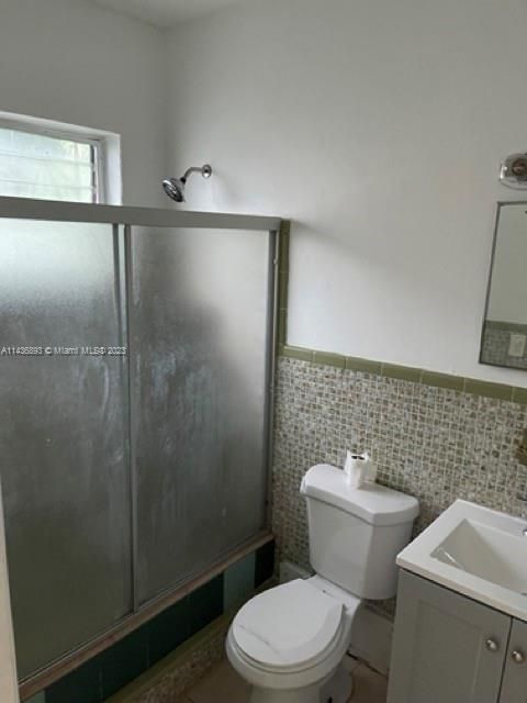 Recently Sold: $460,000 (4 beds, 2 baths, 1426 Square Feet)